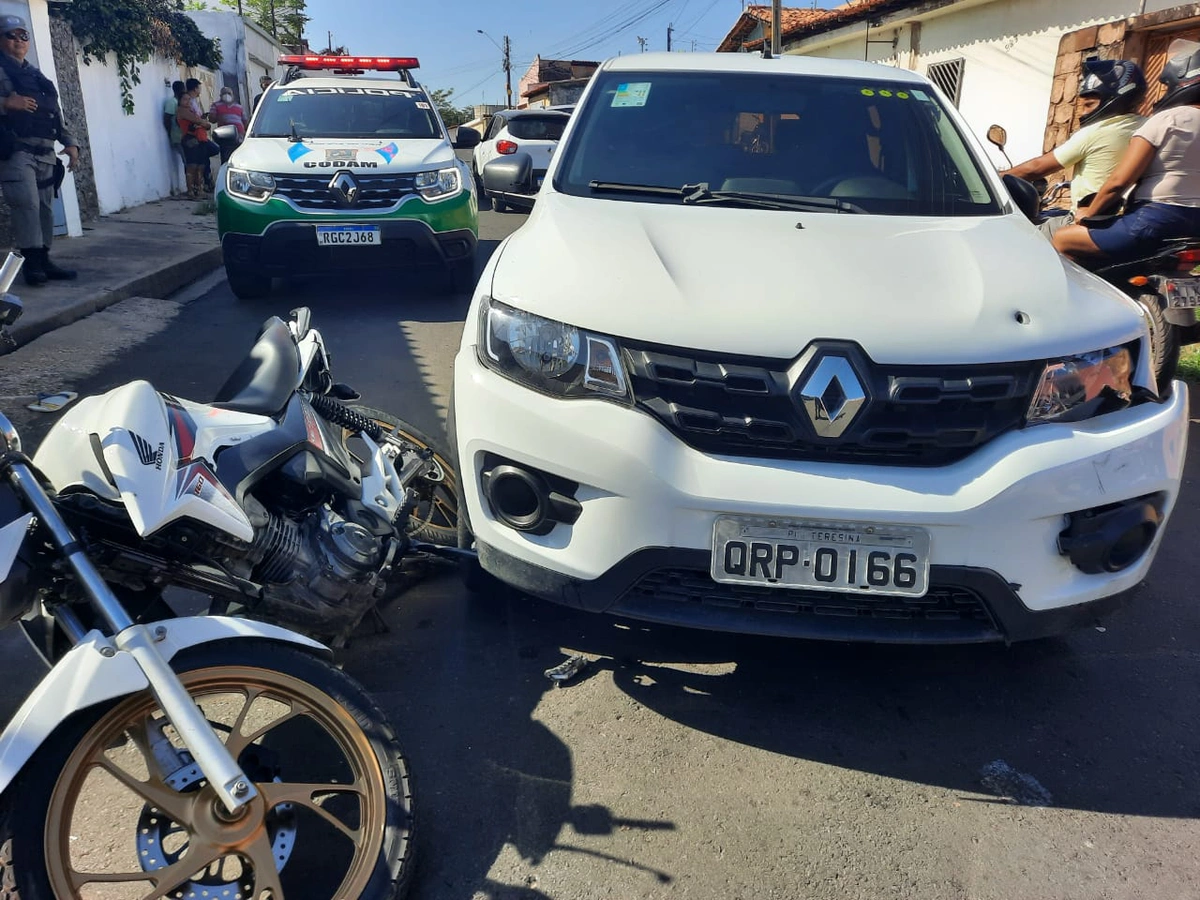 Motocicleta ficou presa embaixo do veículo