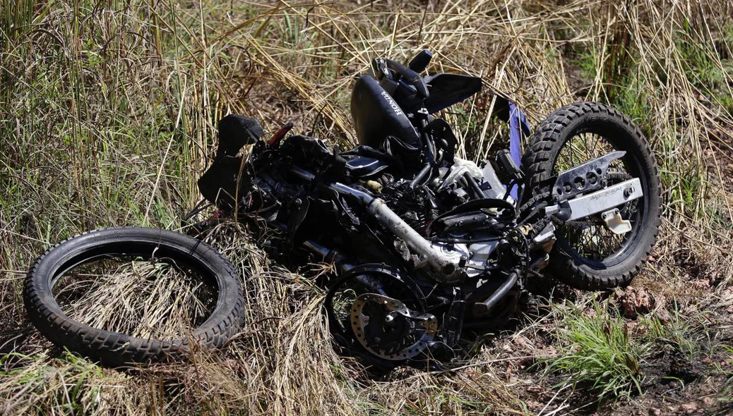 Motocicleta ficou totalmente destruída