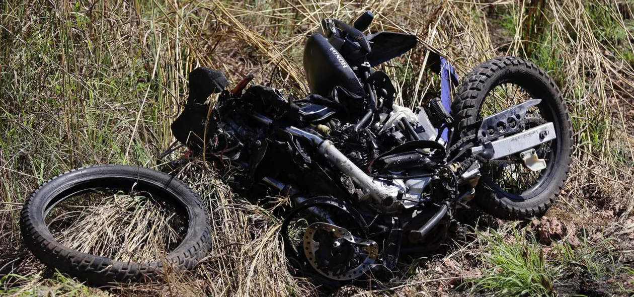 Motocicleta ficou totalmente destruída