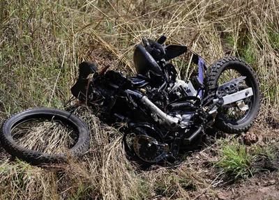 Motocicleta ficou totalmente destruída
