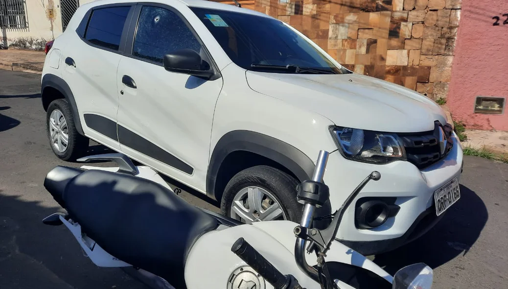 Motorista bateu o carro na moto dos criminosos