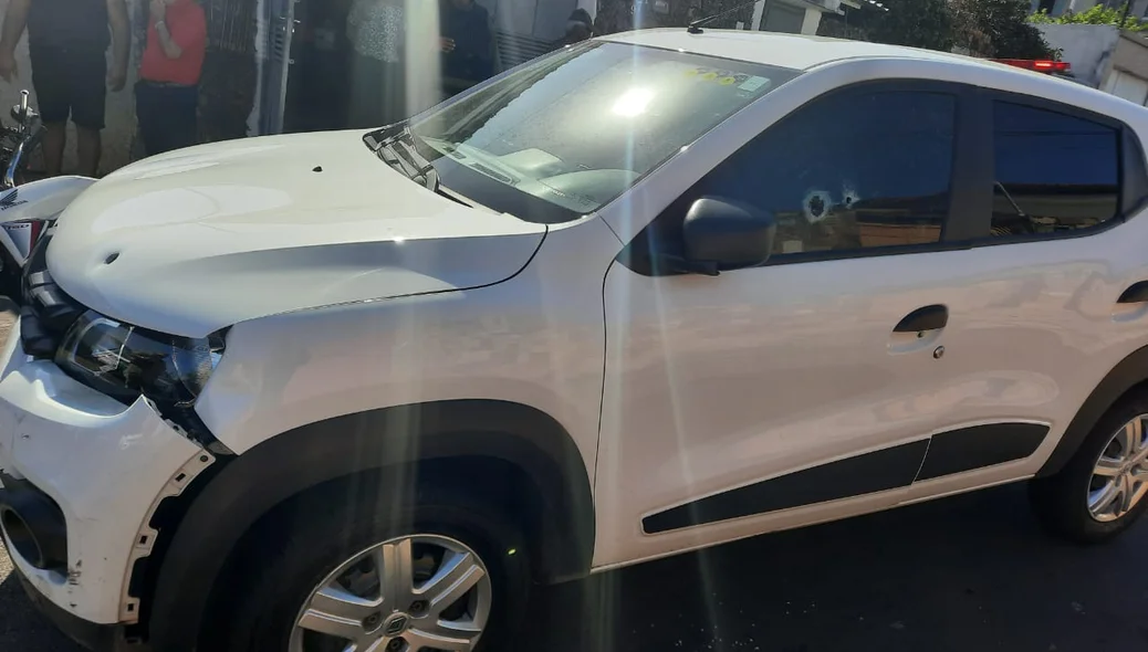 Motorista bateu o carro na moto e derrubou os bandidos
