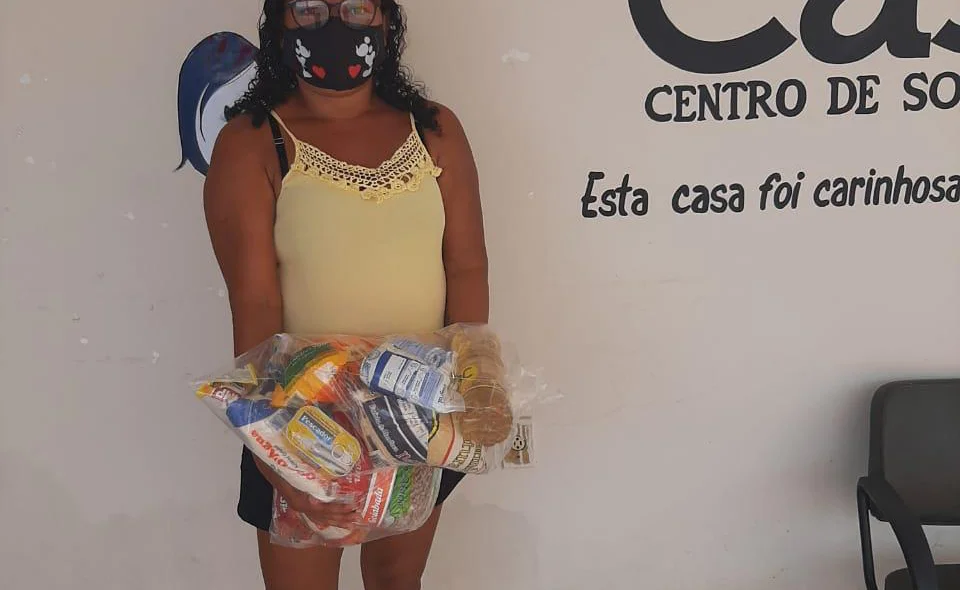 Mulher ganha cesta básica