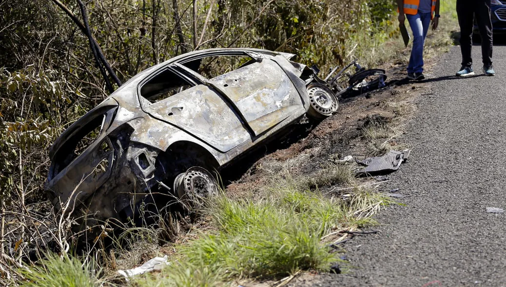 O carro ficou destruído