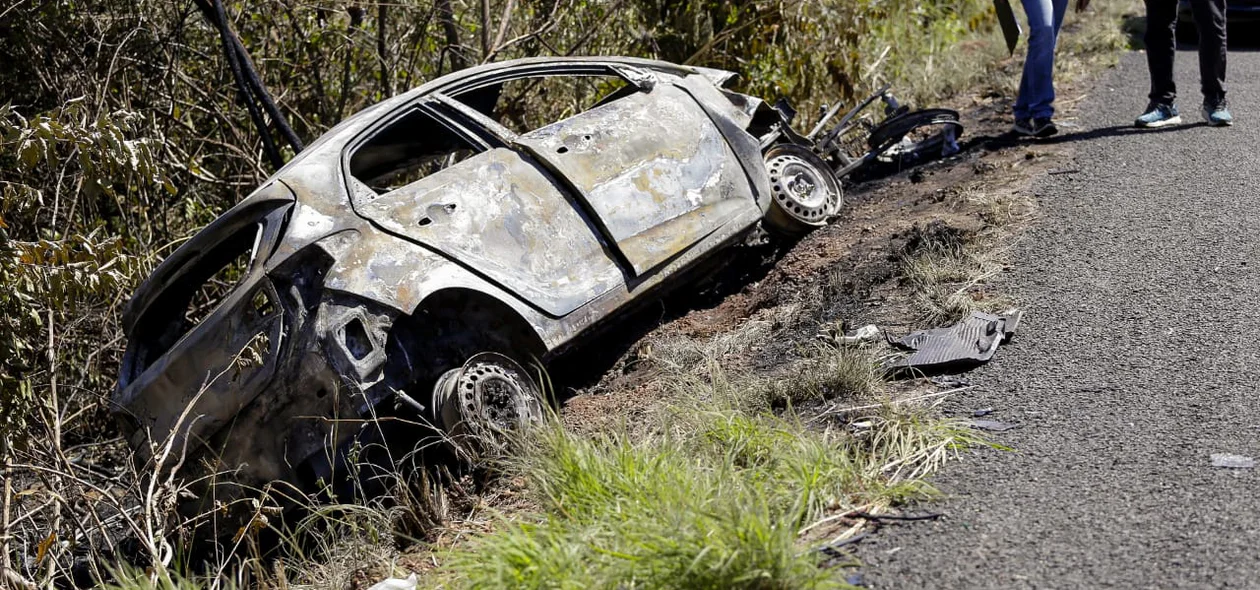 O carro ficou destruído