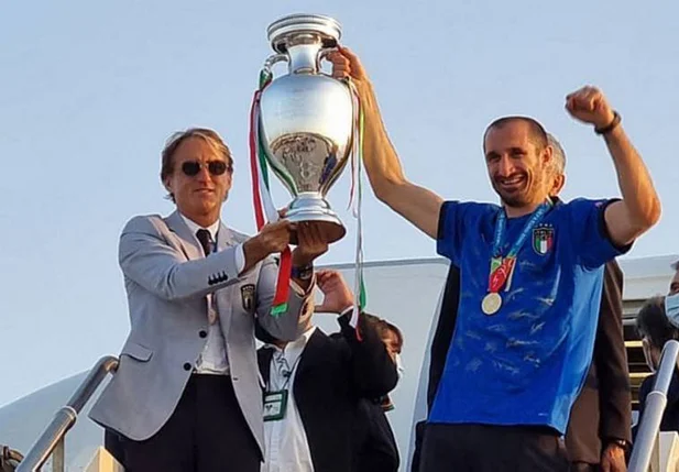O técnico Roberto Mancini e capitão Giorgio Chiellini exibem o troféu da Eurocopa