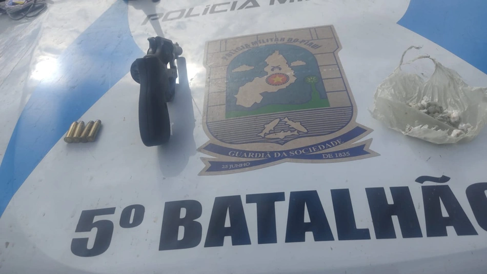 Objetos apreendidos com o suspeito