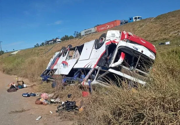 Ônibus cai em ribanceira e deixa pelo menos 3 mortos em Rio Claro