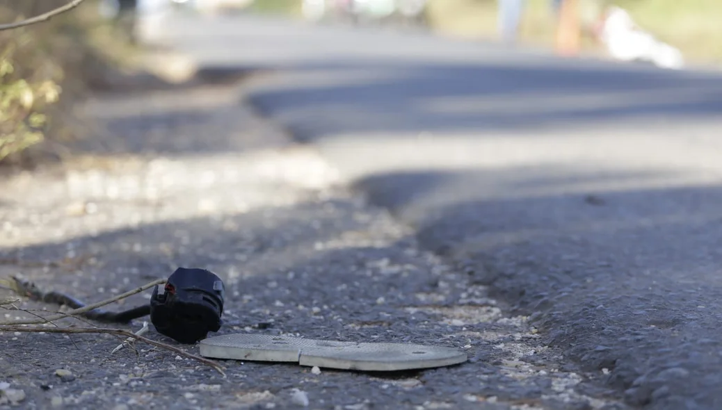 Pedaços da motocicleta ficaram na rodovia