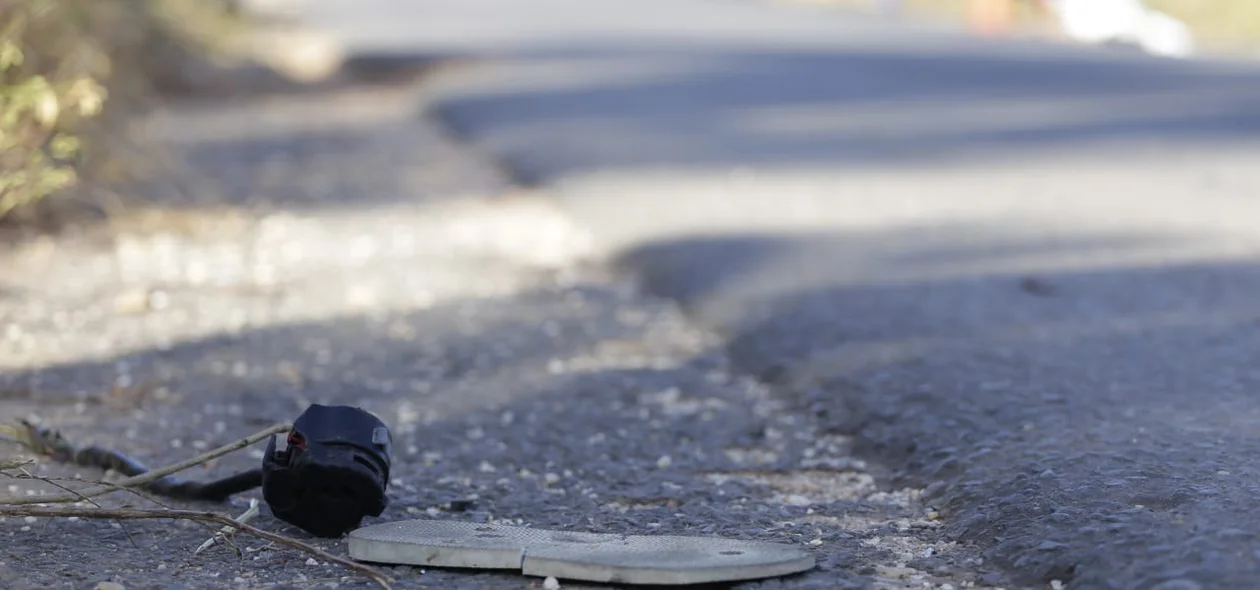 Pedaços da motocicleta ficaram na rodovia
