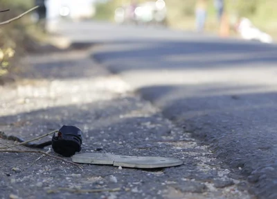 Pedaços da motocicleta ficaram na rodovia