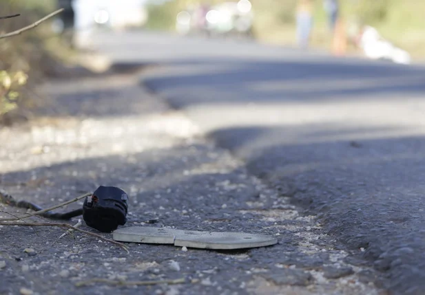 Pedaços da motocicleta ficaram na rodovia