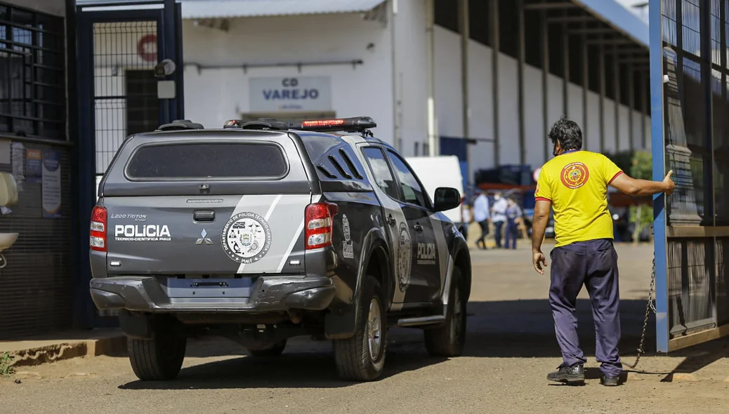 Perícia Criminal entrando no Centro de Distribuição do R. Carvalho