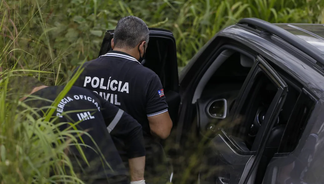 Perícia criminal realizando os levantamentos