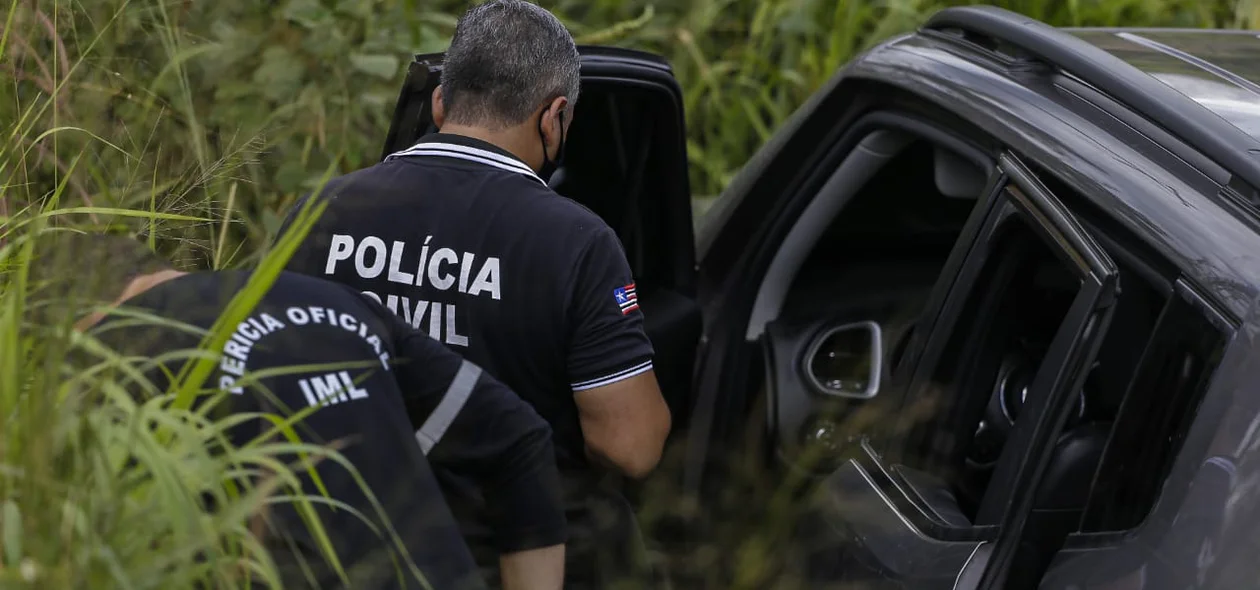 Perícia criminal realizando os levantamentos