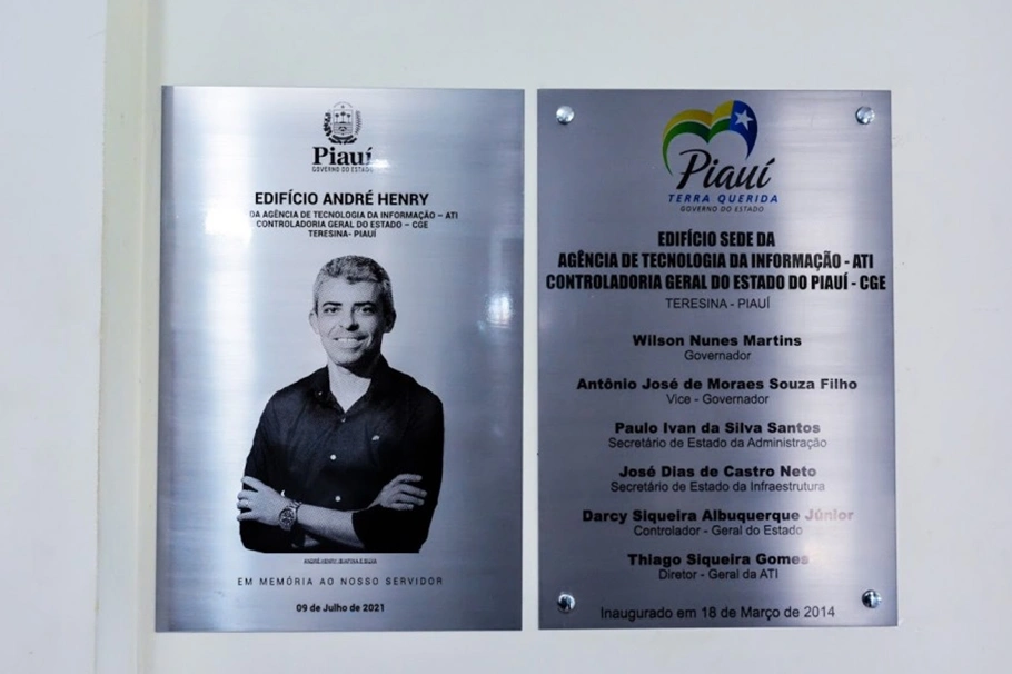 Placa em homenagem ao servidor André Henry