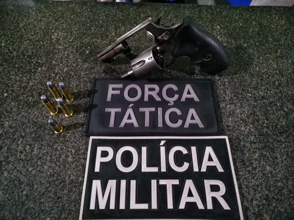 PM apreende arma de fogo dentro de veículo em Campo Maior