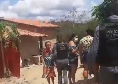 Polícia chegando no local do crime