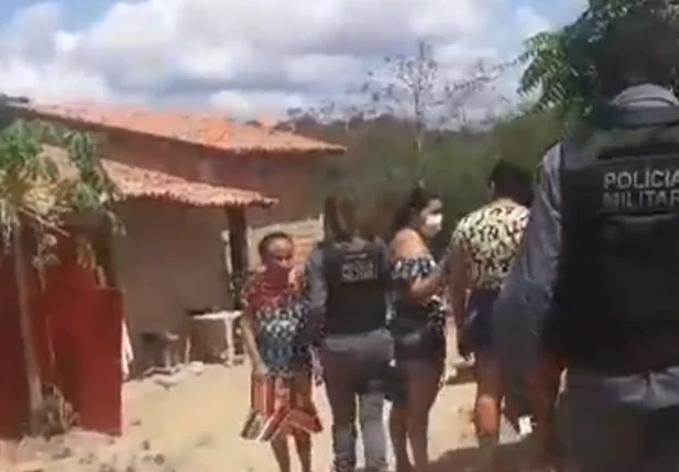 Polícia chegando no local do crime
