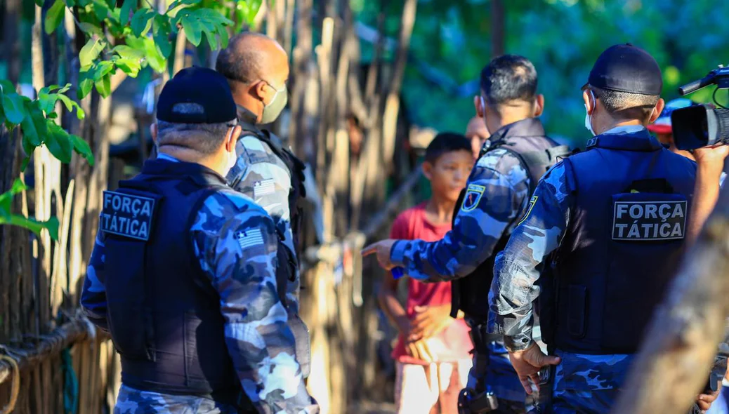Policiais no local do crime