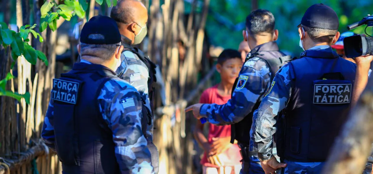 Policiais no local do crime
