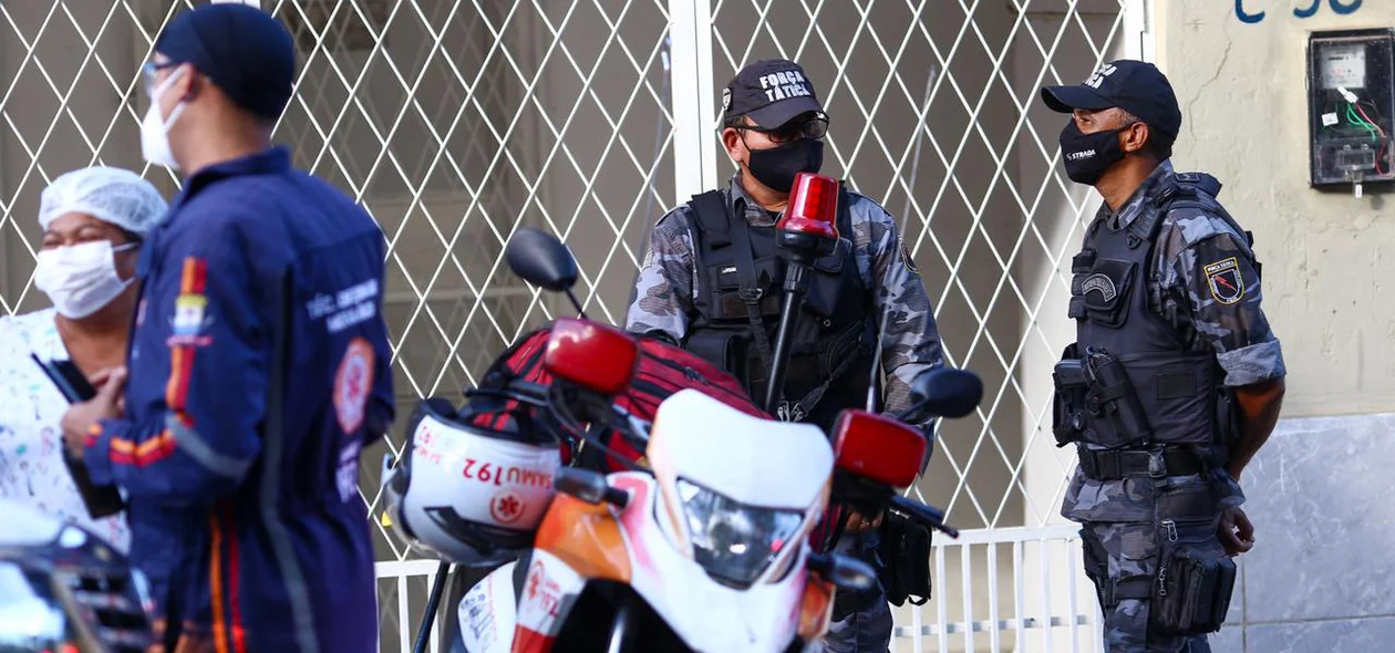 Policiais no local