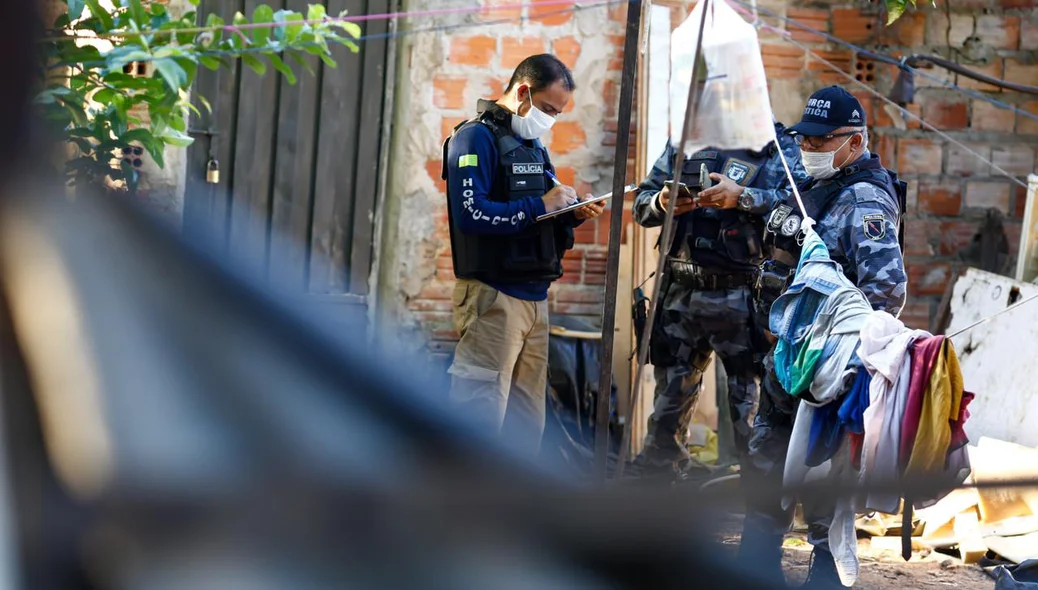 Policias fazendo o levantamento da ocorrência