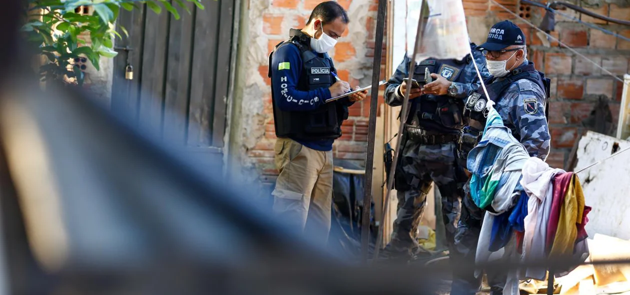 Policias fazendo o levantamento da ocorrência