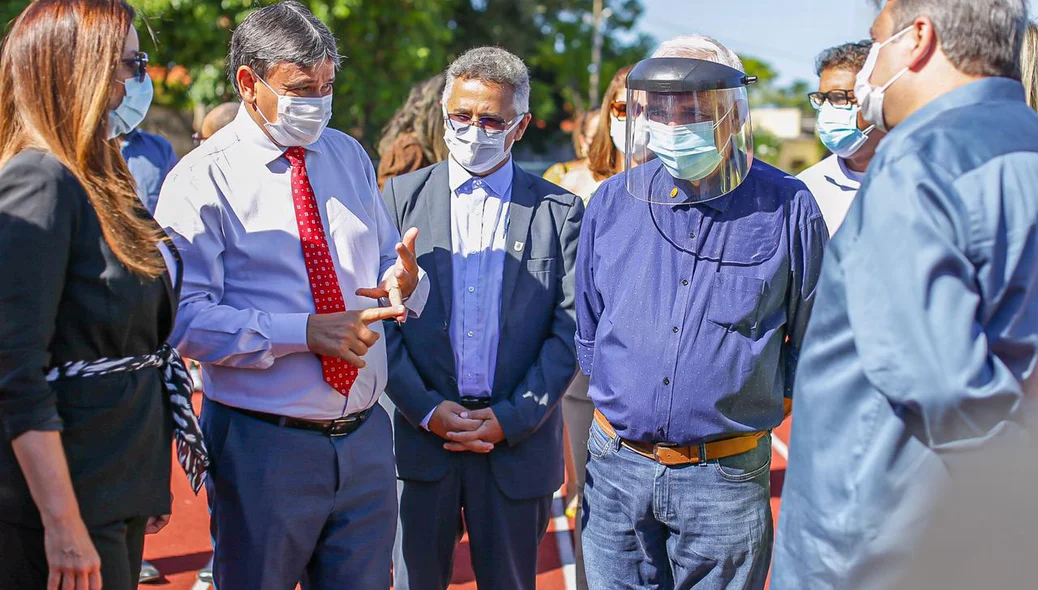 Políticos durante inauguração da Pista de Atletismo da Uespi