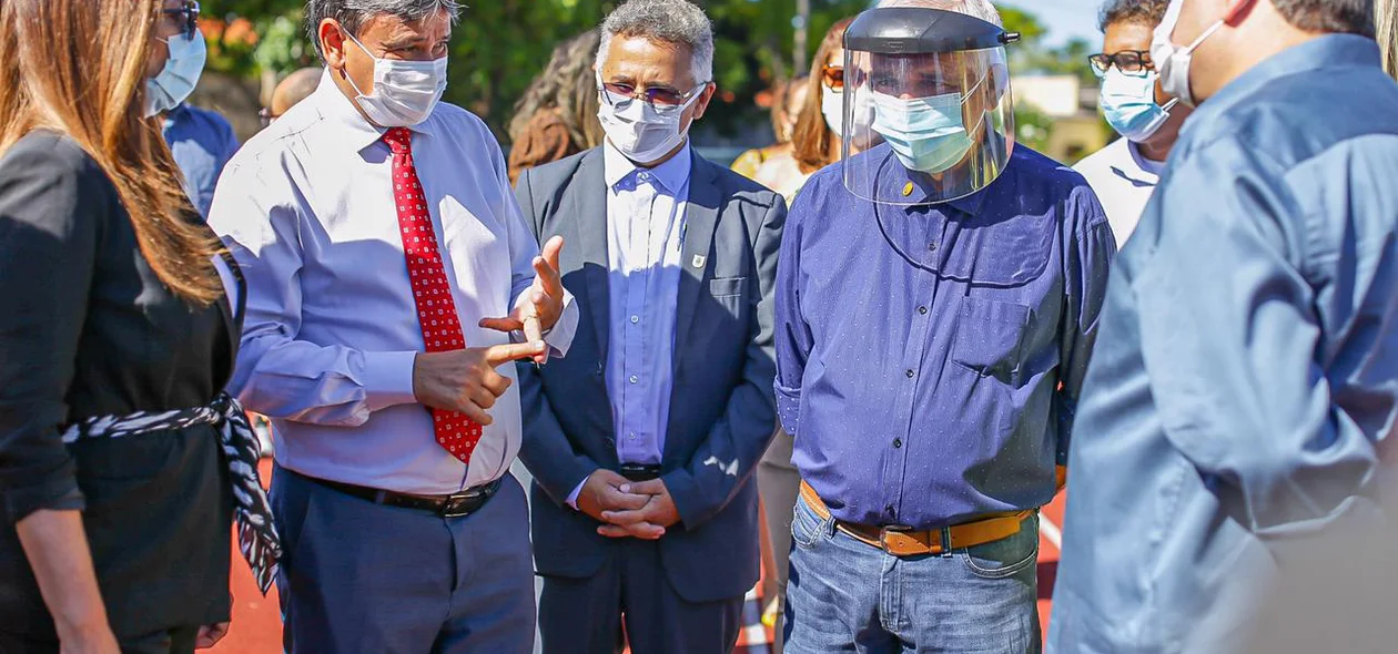Políticos durante inauguração da Pista de Atletismo da Uespi