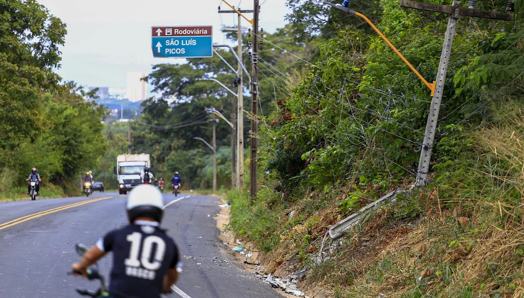 Poste de partiu ao meio com impacto da colisão