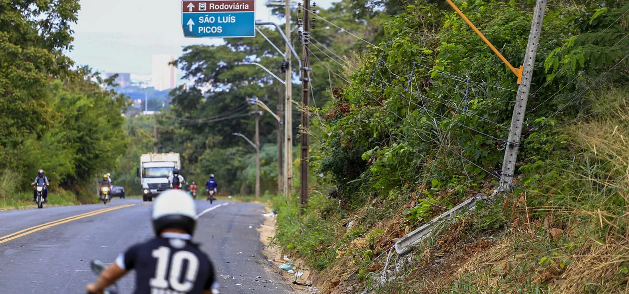 Poste de partiu ao meio com impacto da colisão