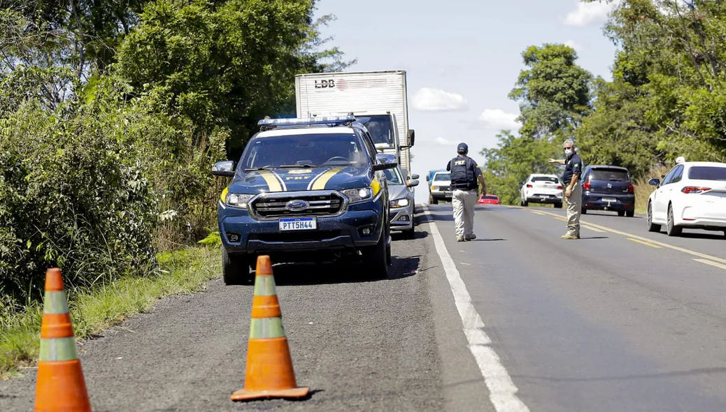 PRF controlando o trânsito na BR 316