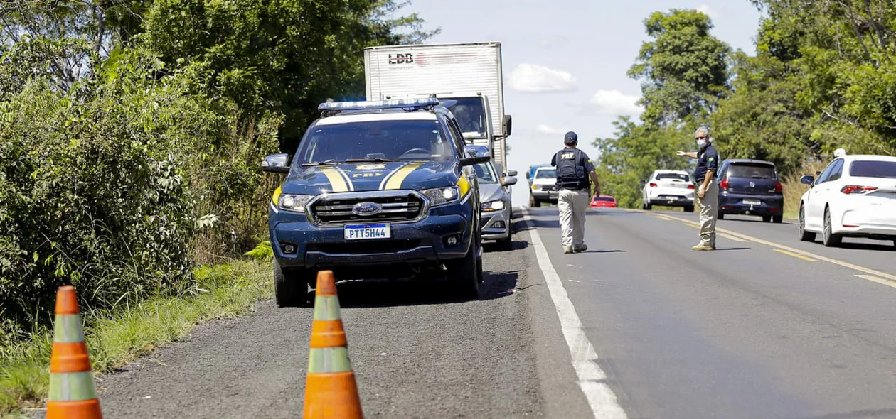 PRF controlando o trânsito na BR 316