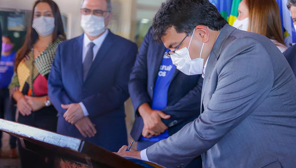 Rafael Fonteles assina contrato