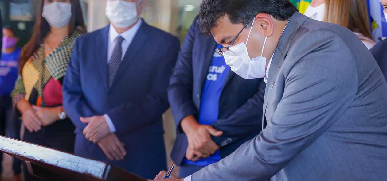 Rafael Fonteles assina contrato