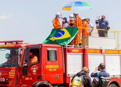 Rayssa Leal no caminhão do Corpo de Bombeiros