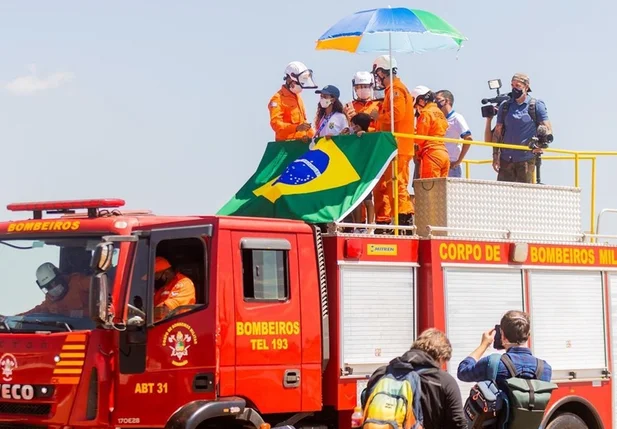 Rayssa Leal no caminhão do Corpo de Bombeiros