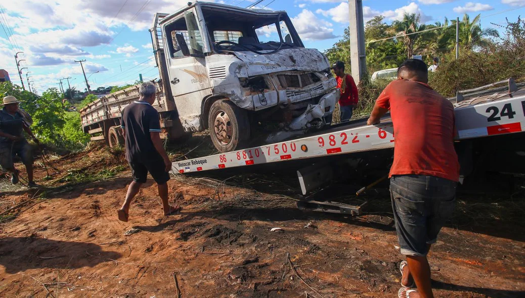 Reboque removeu caminhão