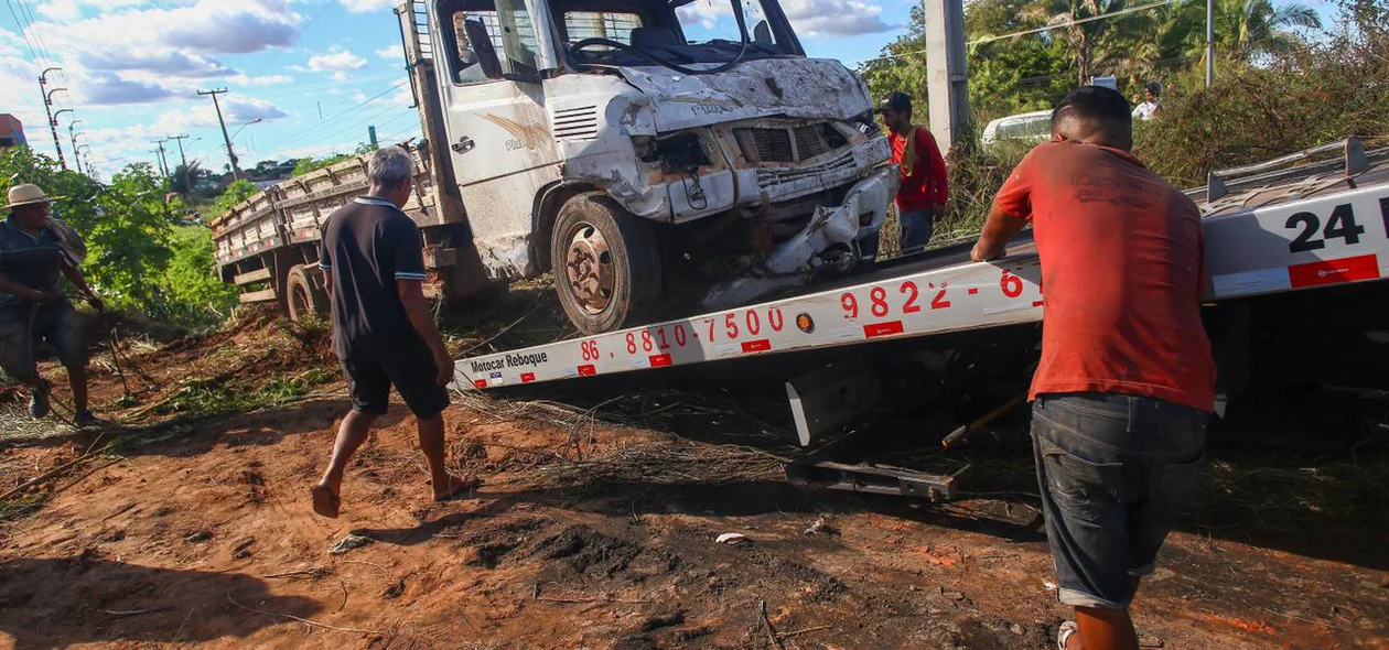 Reboque removeu caminhão