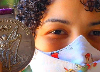 Sarah Menezes e sua medalha