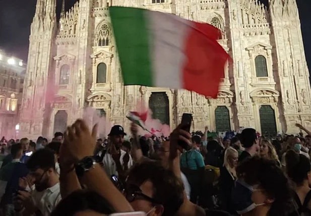 Torcedores comemoram o título da Itália em Milão