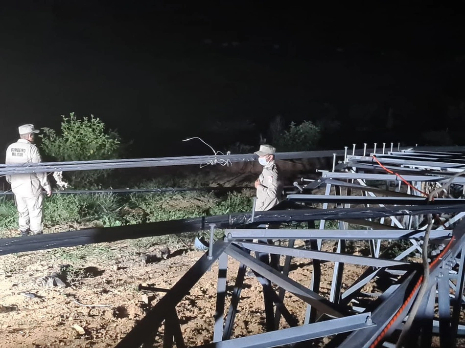 Torre caiu em cima dos trabalhadores