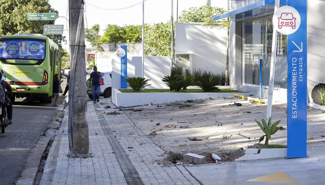Um dos veículos invadiu o estacionamento de uma farmácia e colidiu em uma motocicleta