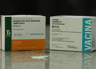 Vacinas da AstraZeneca e CoronaVac