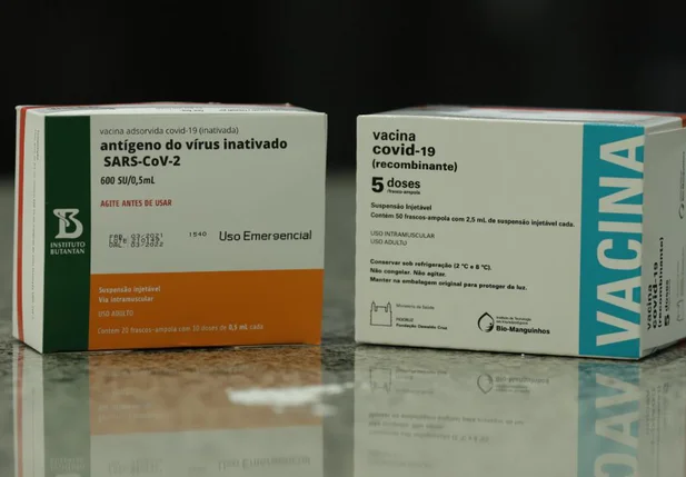 Vacinas da AstraZeneca e CoronaVac