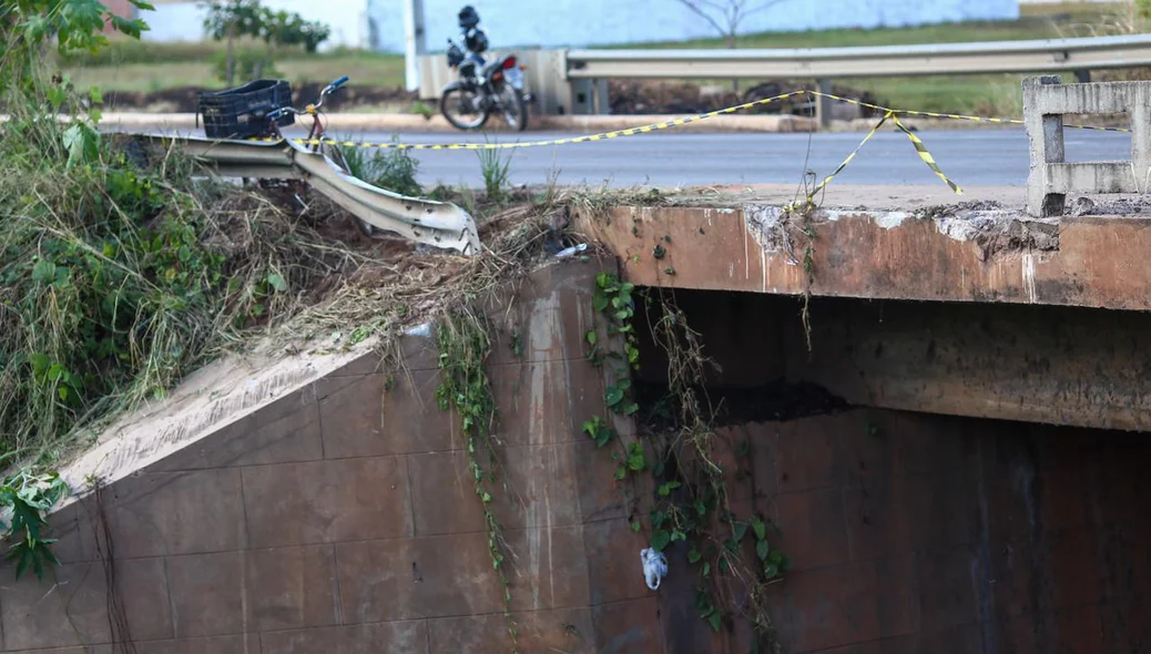 Veículo caiu de uma ponte
