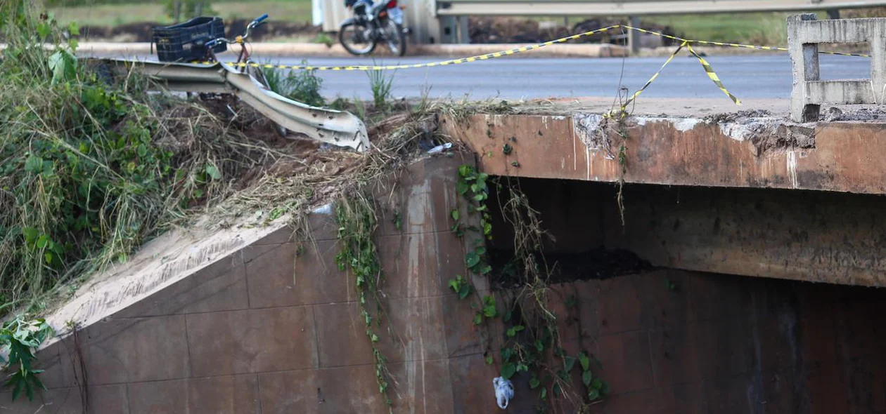 Veículo caiu de uma ponte