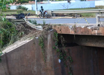 Veículo caiu de uma ponte