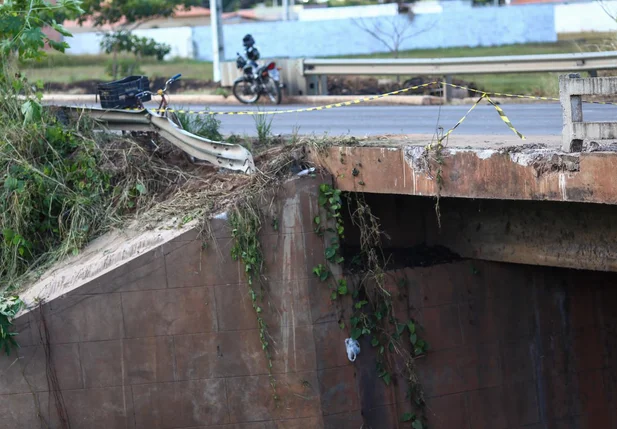 Veículo caiu de uma ponte
